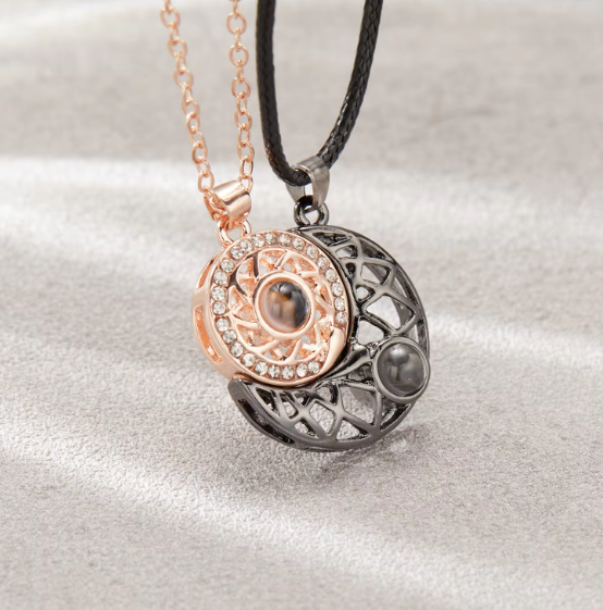 Collar magnético con proyección I Love You para mujer y hombre, colgante con forma de corazón, Luna y sol, 100 idiomas - Imagen 2